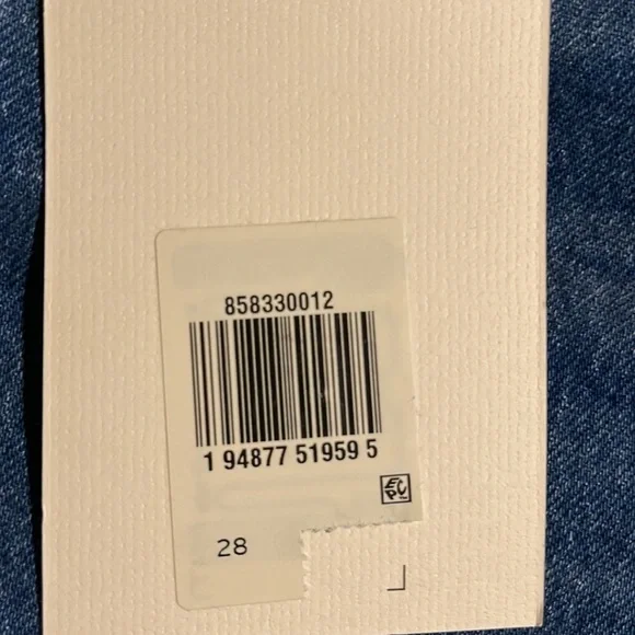 NWT Levi’s 501 button fly denim shorts. Size 28 - Picture 7 of 7